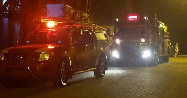 Bombeiros fazem trabalho de rescaldo após incêndio em cômodo de oficina em Catalão