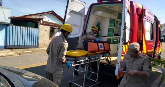 Acidente entre carro e moto deixa motociclista de 21 anos ferido