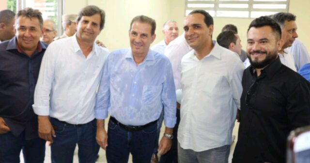 Prefeito Onofre Galdino (MDB) recepciona o Senador Vanderlan Cardoso (PP) no aeroporto de Catalão