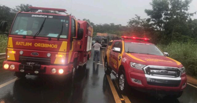 Três veículos se envolveram em um acidente na GO-139 em Caldas Novas