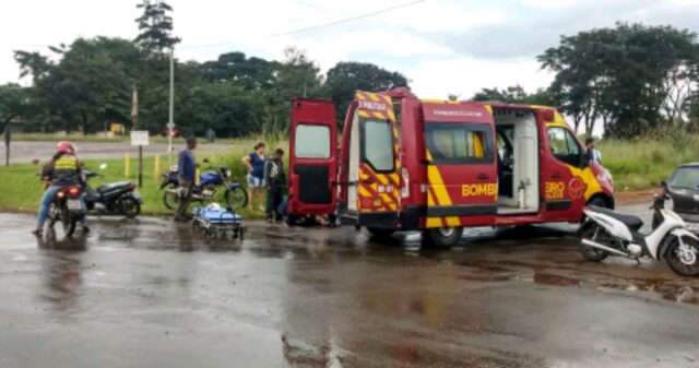 Jovem de 19 anos fica ferida após queda de moto no trevo do bairro Pontal Norte