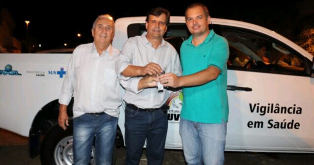 Prefeito Onofre Galdino, entrega camionete 0 km ao município de Ouvidor