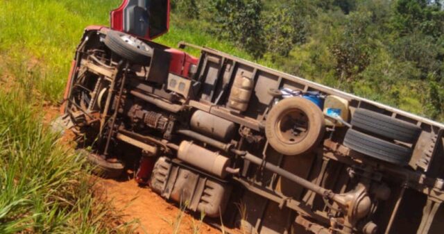 Motorista perde o controle da direção e tomba caminhão na BR 050 no município de Catalão