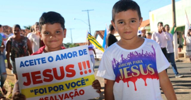Centenas de cristãos participam da Marcha pra Jesus em Cumari