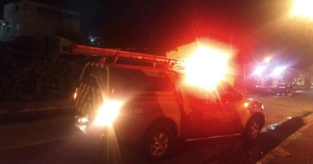 Corpo de Bombeiros de Catalão controla incêndio em residência no Bairro Castelo Branco