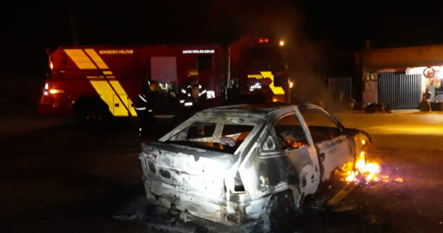 Homem incendeia o próprio carro após discussão com a esposa no Distrito de Pires Belo