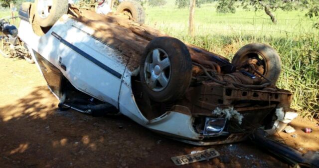Veículo capota em estrada rural e mata passageiro em Rio Paranaíba