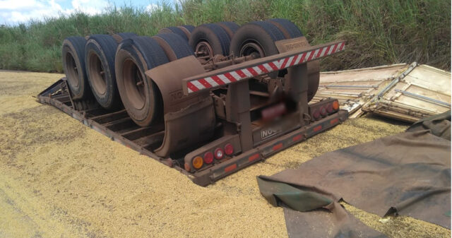 Carreta carregada com soja tomba e compromete o trânsito na GO-330, entre Ipameri e Urutaí