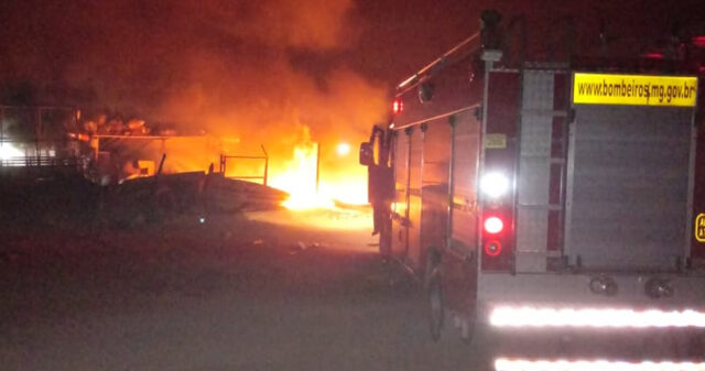 Incêndio atinge galpão de materiais reciclados em Araguari