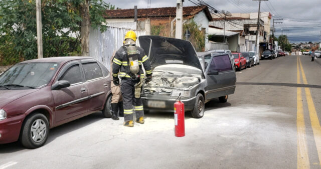 Princípio de incêndio em veículo mobiliza Corpo de Bombeiros