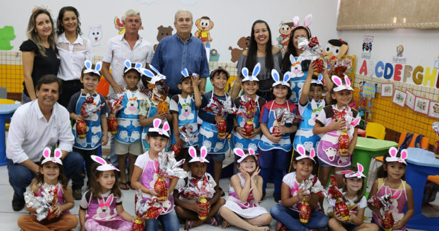 Prefeitura entrega ovos de páscoa e faz a alegria das crianças em Ouvidor