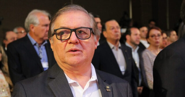 Bolsonaro anuncia demissão de Vélez e diz que Abraham Weintraub será o novo ministro da Educação