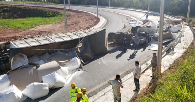 Carga tomba sobre carro no trevo da BR 050 em Catalão e deixa criança ferida