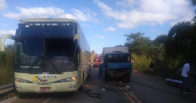 Colisão entre ônibus e caminhão é registrado na GO139 em Caldas Novas