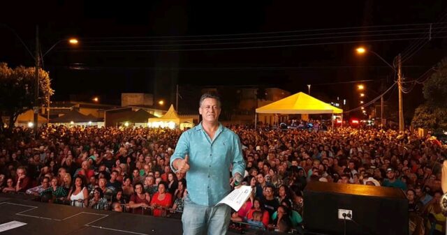 Prefeito enaltece trabalho de vereador durante show em Ouvidor