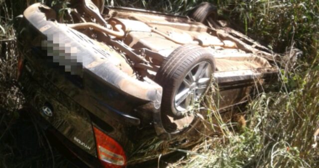 Ao desviar de buraco, motorista perde o controle da direção e capota carro na GO-330 próximo a Pires do Rio