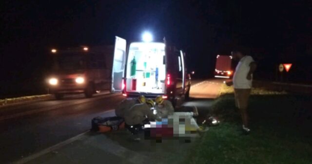 Acidente entre moto e caminhão deixa motociclista ferido na BR-050 no trevo do DIMIC
