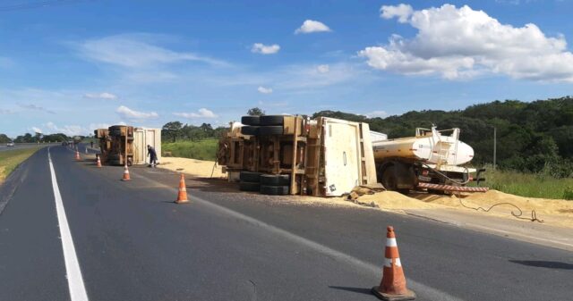 Carreta carregada com soja tomba e motorista fica ferido na BR-050 próximo à Catalão
