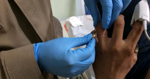 Bombeiros de Ipameri socorrem homem que ficou com anel preso no dedo