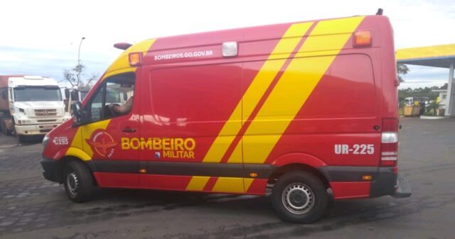 Motociclista vai parar embaixo de caminhonete após acidente no pátio do Posto JK em Catalão