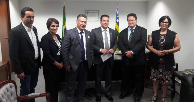 Comitiva de Catalão visita o senador Vanderlan Cardoso