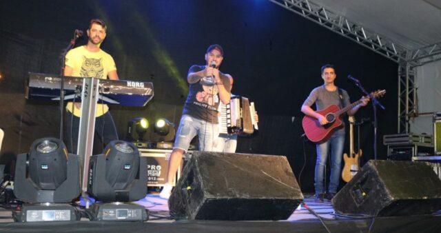 Banda Garotos 100% anima a 6° noite na Festa do Rosário de Ouvidor
