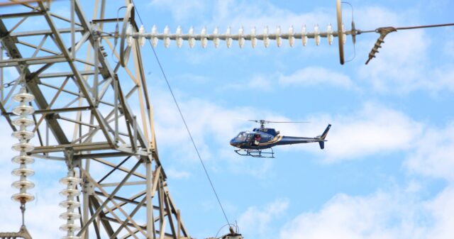 Enel Distribuição Goiás moderniza inspeção da rede elétrica com uso de Helicóptero na Região de Catalão