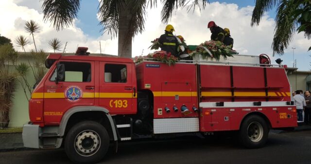 A 2° Companhia de Bombeiros Militar de Araguari participou hoje do cortejo em homenagem a Odilon Neves, jornalista e locutor Araguarino