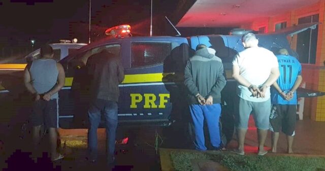 PRF frustra assalto a caminhão com carnes e libera refém em Jataí; 5 foram detidos