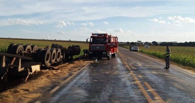 Caminhão carregado de soja capota na GO-139 próximo a Cristianópolis
