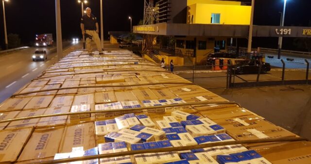 Motorista abandona carreta carregada com cigarros contrabandeados