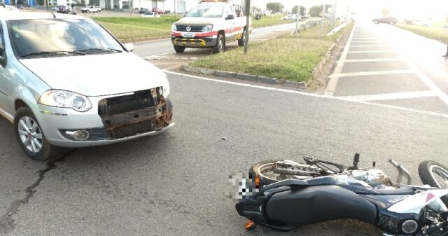 Homem fica ferido em acidente envolvendo moto e carro no trevo do Posto Jk