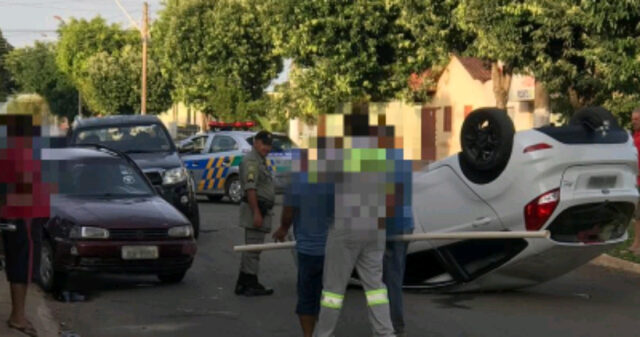 Veículo capota após acidente em avenida de Ouvidor