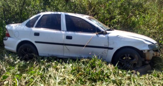 Mulher de 22 anos fica ferida após capotar carro na GO-330 próximo a cidade de Ipameri