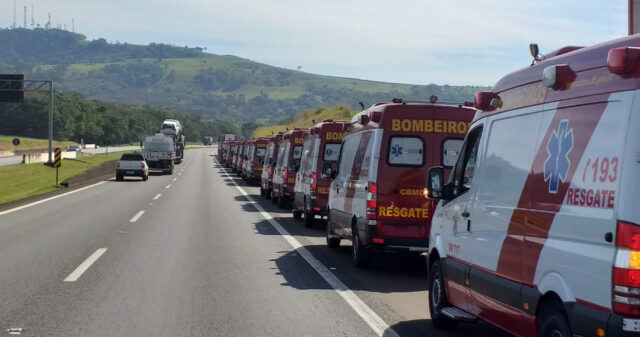 Flagrante de um comboio de ambulâncias passando pela BR-050 em Catalão