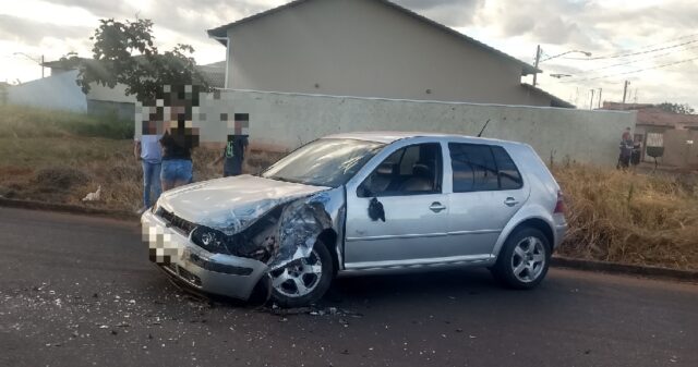 Homem fica ferido em acidente envolvendo carro e ônibus em Catalão