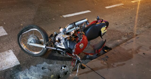 Grave acidente entre carro e moto deixa duas pessoas feridas no bairro São João