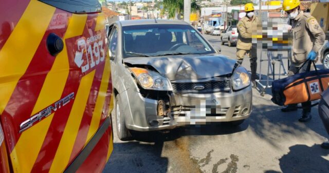 Passageira fica ferida após colisão envolvendo dois carros em Catalão