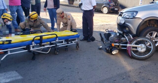 Mototaxista fica ferida em acidente entre moto e carro no bairro São João