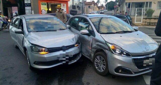 Colisão entre dois veículos na área Central deixa uma condutora ferida