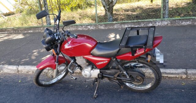 Colisão entre carro e moto deixa um homem ferido no bairro Elias Safatle
