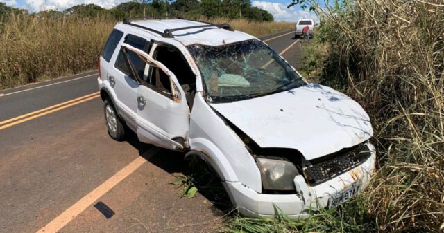 Pai e filho ficam feridos durante capotamento na GO-309 em Pires do Rio