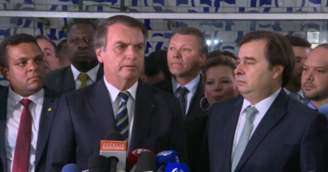 Projeto do Governo Bolsonaro prevê eliminar multa para motorista que levar criança sem cadeirinha