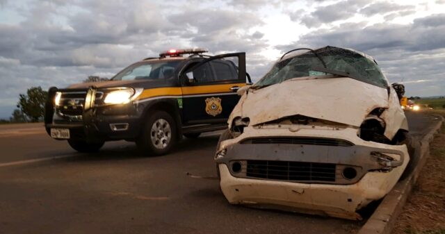 Carro capota e deixa motorista ferido na BR-050 no municipio de Campo Alegre de Goiás