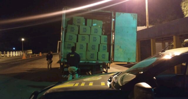 PRF apreende carga de cigarros contrabandeados do Paraguai avaliada em cerca de três milhões de reais
