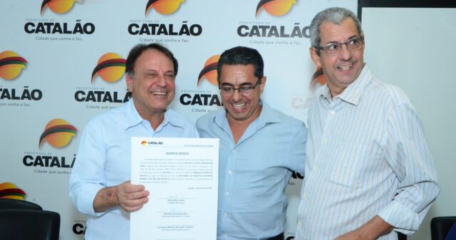Prefeito de Catalão assina ordens de serviços para reformas na área da saúde e lazer