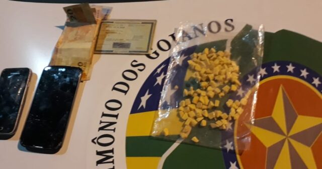 Polícia Militar prende suspeito por tráfico de drogas e apreende uma centena de pedras de crack