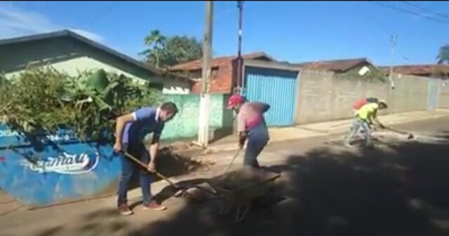 Prefeito João Rios põe a mão na massa e trabalha em benefício de todos Cumarinos