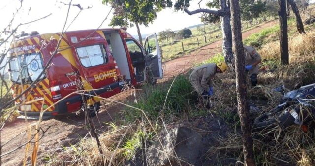 Equipe de Resgate do Corpo de Bombeiros Militar de Caldas Novas atende grave acidente de trânsito envolvendo motocicleta