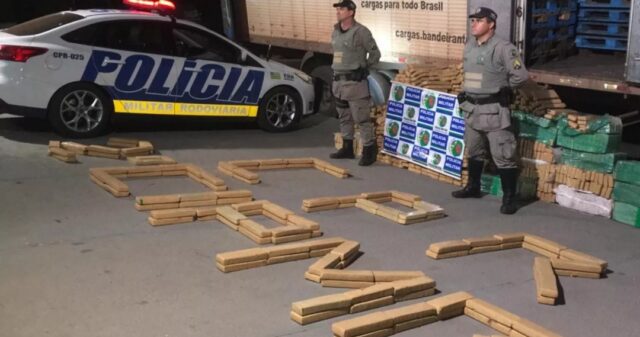 Polícia apreende mais de 1,2 mil quilos de maconha escondidos em baú de caminhão em Mineiros, com placa de Catalão